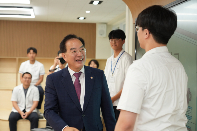 하윤수 부산시교육감이 지난 13일 오후 부산 해운대구 양운고등학교를 찾아 학생들을 격려하고 있다. [사진=부산교육청]
