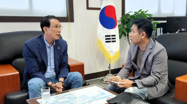 13일 매일신문 조준호 기자가 울릉도를 찾은 노동진 수협중앙회장과 울릉군수협에서 인터뷰를 진행하고 있다.