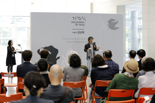 제3회 정점식미술이론상을 수상한 강선학 미술평론가가 소감을 얘기하고 있다. 대구문화예술진흥원 제공