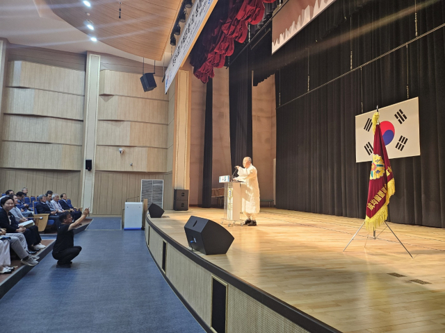 이재업 성균관유도회 경북본부 회장이 14일 경북 봉화군청소년센터에서 개최된 학술발표회에서 대회사하고 있다. 성균관유도회 경북본부 제공