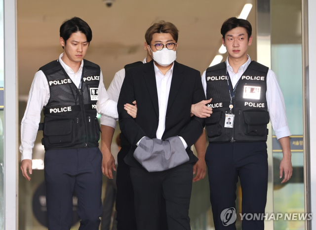 구속된 가수 김호중의 구속기간이 10일 연장됐다. 연합뉴스