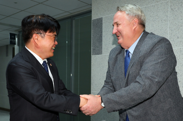 국민의힘 인요한 의료개혁특위 위원장이 14일 오후 국회 의원회관에서 임현택 대한의사협회장과 악수하고 있다. 이날 인 위원장은 임 회장과 정부 의료개혁 추진 계획에 대한 의견을 나눴다. 연합뉴스
