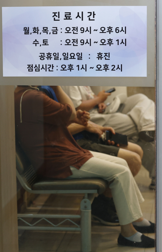 대한의사협회(의협)가 오는 18일 전면 휴진을 예고한 가운데 정부는 이르면 14일 집단 휴진에 참여하는 의료기관을 일반에 공개할 것으로 보이고 있다. 한편 분만병의원협회와 대한아동병원협회에 이어 대학병원의 뇌전증 전문 교수들은 의협의 집단 휴진에 불참을 선언했다. 사진은 이날 서울 시내의 한 의원 입구에 게시된 진료시간 안내문. 연합뉴스