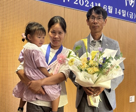 안동시 풍천면 레티토안씨가 보화상을 수상한 이후 남편, 아이와 함께 기념촬영하고 있다. 안동시 제공