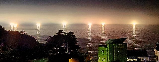 14일 울릉도 밤바다. 오징어잡이 어선이 조업하며 어두운 밤바다에 불 밝히고 있다. 조준호 기자