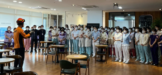 지난해 대구여성아이병원과 도원119안전센터는 화재안전교육 및 합동소방훈련을 실시하고 있는 모습.