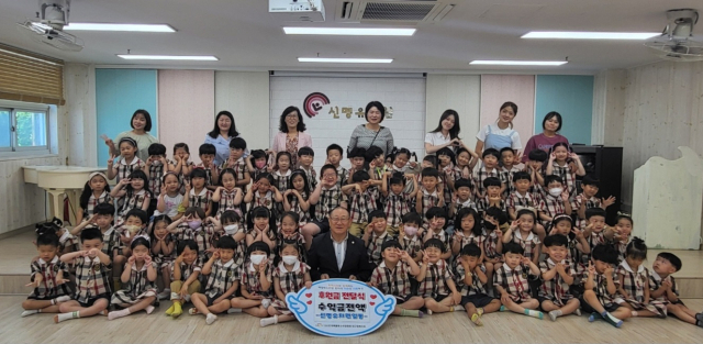 신명유치원은 13일 소아암환아돕기 바자회 수익금을 (사)한국백혈병소아암협회 대구경북지회에 전달했다.