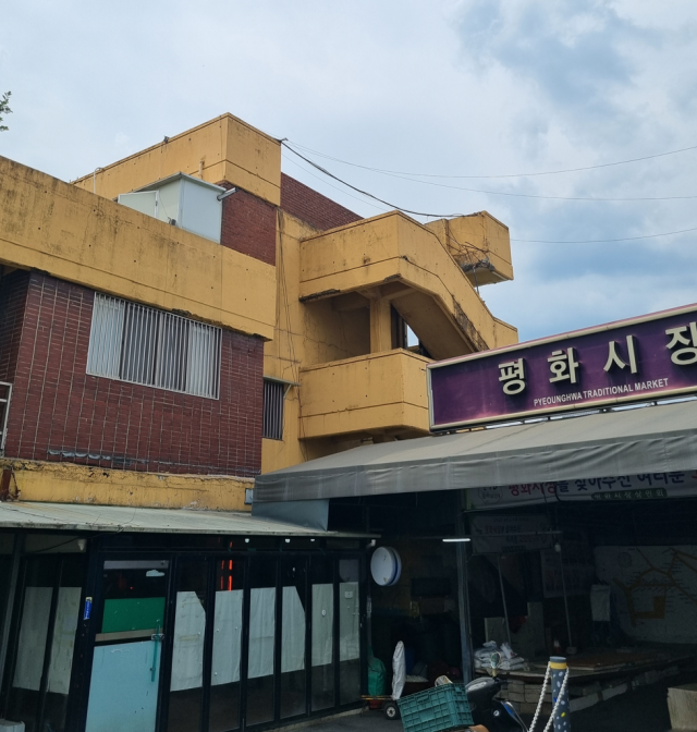 대구 평화시장(삼아아파트) 건물 외벽 곳곳에 금이 가고, 모서리는 콘크리트가 부식되며 떨어져나간 자국이 보인다. 녹슨 철근도 삐죽 튀어나왔다. 김유진 기자