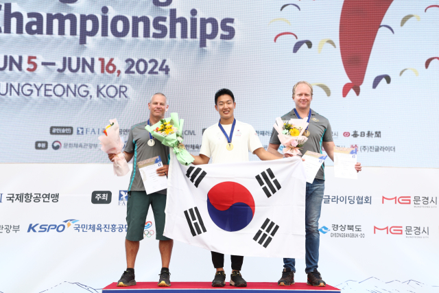 16일 막을 내린 제2회 문경 아세안-오세아닉 패러글라이딩 챔피언십에서 한국 원치권 선수가 1위, 호주 가레스 카터(Gareth Carter) 선수가 2위, 호주 피터 슬래이드(Peter Slade) 선수가 3위의 영예를 앉았다. 대한패러글라이딩협회 제공