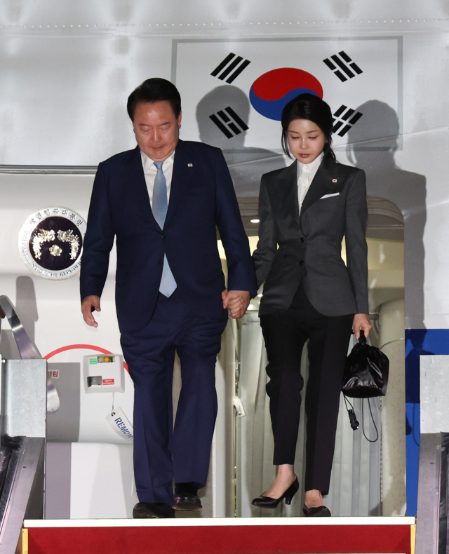 윤석열 대통령과 부인 김건희 여사가 투르크·카자흐·우즈베크 중앙아시아 3개국 국빈 방문을 마치고 16일 새벽 경기 성남 서울공항으로 귀국해 전용기인 공군 1호기에서 내려오고 있다. 연합뉴스
