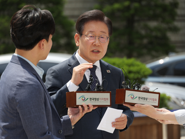 더불어민주당 이재명 대표가 14일 서울 서초동 서울중앙지법에서 열리는 공직선거법 관련 재판에 출석하기에 앞서 취재진 앞에서 입장을 말하고 있다. 연합뉴스