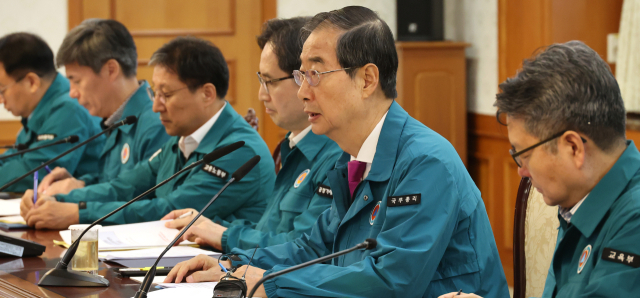 한덕수 국무총리가 16일 서울 종로구 정부서울청사에서 열린 의사집단행동 중앙재난안전대책본부 회의에서 발언하고 있다. 연합뉴스