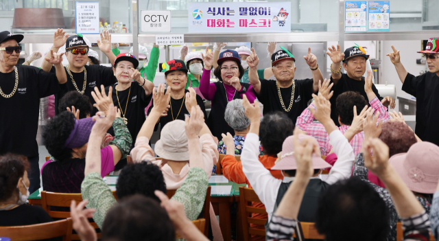 무료 급식소인 경북 칠곡사랑의 집은 전국 최초로 랩 프로그램을 도입해, 어르신들에게 청춘을 돌려주고 있다. 칠곡군 제공