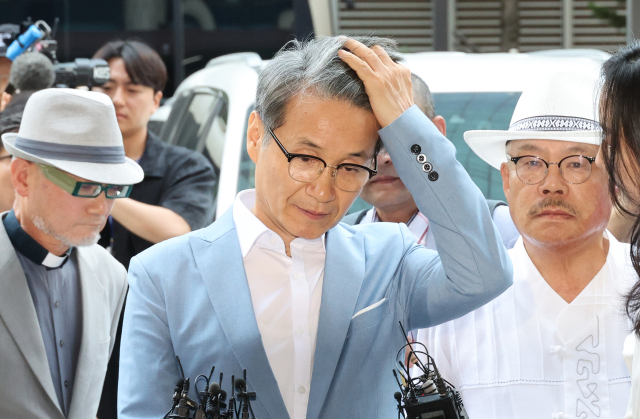 김건희 여사에게 명품 가방 등을 건넨 최재영 목사가 피고발인 조사를 받기 위해 13일 영등포경찰서에 출석하고 있다. 연합뉴스