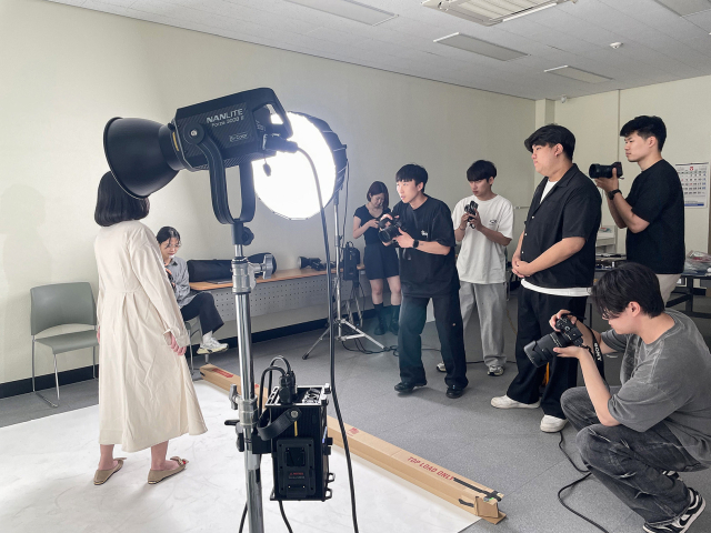 경일대 사진영상학과 학생들이 칠곡군장애인종합복지관에서 프로필 사진을 촬영하고 있다. 경일대 제공
