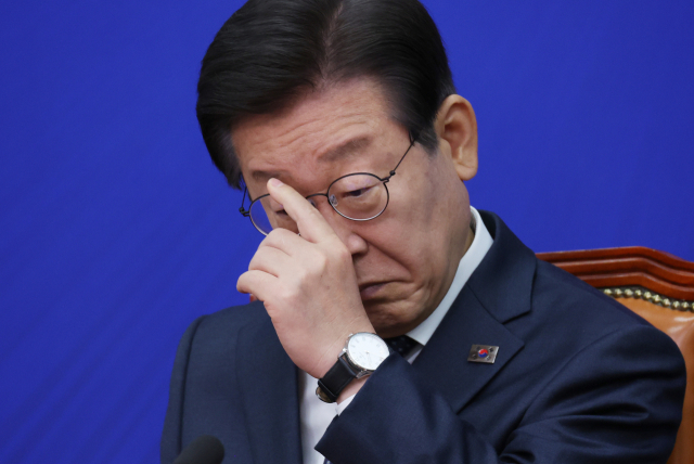 더불어민주당 이재명 대표가 14일 국회에서 열린 최고위원회의에서 굳은 표정을 짓고 있다. 연합뉴스