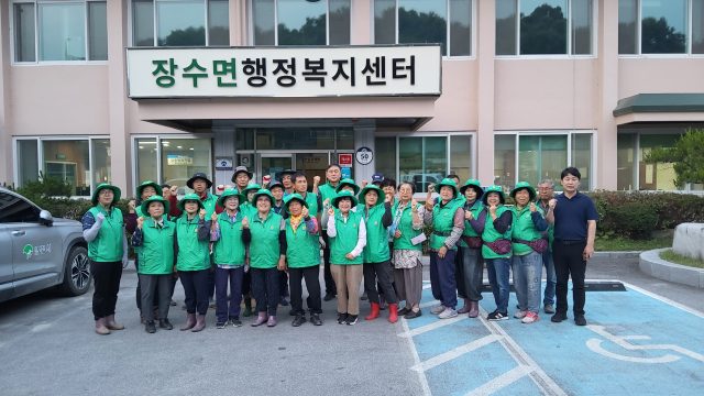 장수면 새마을지도자들이 행정복지센터 앞에서 파이팅을 외치고 있다. 장수면사무소 제공