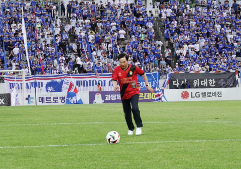 성낙인 창녕군수, 15일 경남FC 홈경기 승리기원 시축