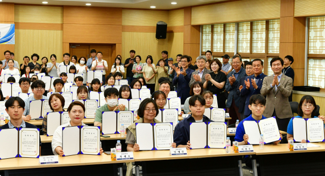 (재)경산시장학회가 14일 올해 장학증서 수여식을 열어 총 363명에게 2억6천410만원장학금을 지급하고 격려했다. 경산시 제공