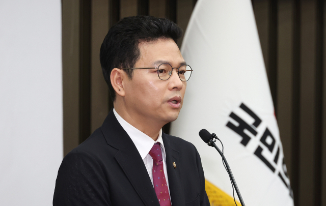 국민의힘 박정훈 의원이 17일 오전 국회에서 열린 의회정치 원상복구 의원총회에서 더불어민주당 이재명 대표가 재판받는