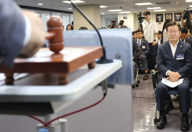 더불어민주당 이재명 대표가 17일 여의도 당사에서 열린 중앙위원회의에서 안건을 상정하는 어기구 부의장을 바라보고 있다. 연합뉴스