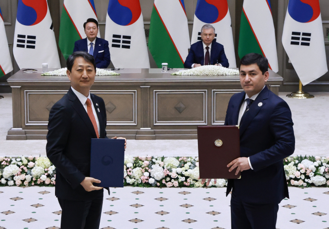 안덕근 산업통상자원부 장관과 보비르 이슬라모프 우즈베키스탄 광업지질부 장관이 14일(현지시간) 우즈베키스탄 타슈켄트 대통령궁에서 열린 한·우즈베키스탄 협정 및 양해각서(MOU) 서명식에서 