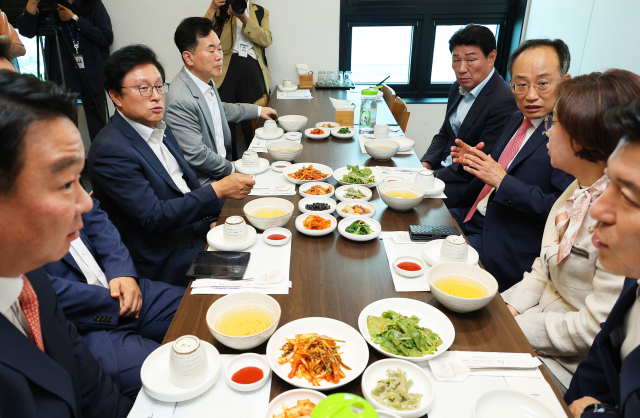 국민의힘 추경호 원내대표가 17일 서울 여의도의 한 식당에서 강대식·구자근·권영진·김승수·김형동·박형수·이인선·정희용 의원 등 대구·경북(TK) 재선 당선인들과 오찬 회동을 하고 있다. 연합뉴스