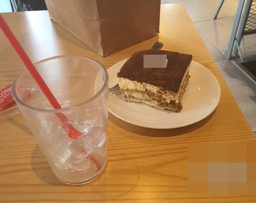 외박 나온 군인이 한 여성으로부터 케이크를 선물받았다는 사연이 전해졌다. 페이스북 
