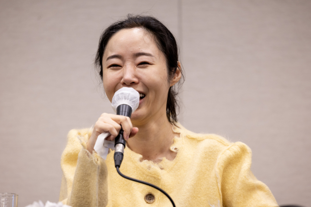 민희진 어도어 대표가 지난달 31일 오후 서울 중구 한국프레스센터에서 이날 오전 열린 어도어 임시주주총회와 관련한 입장을 발표하던 중 밝아진 얼굴로 미소 짓고 있다. 연합뉴스