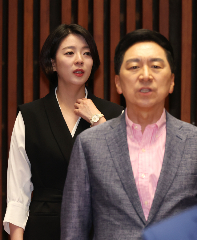 국민의힘 배현진(왼쪽), 김기현 의원이 10일 오후 국회에서 열린 의원총회에 참석해 애국가를 제창하고 있다. 연합뉴스