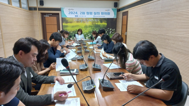 김정희 교육장과 부서장, 청렴추진단과 부패취약분야 팀장, 담당자들이 참석한 가운데 2024년 2차 청렴 실천 협의회를 개최한 모습. 밀양교육지원청 제공