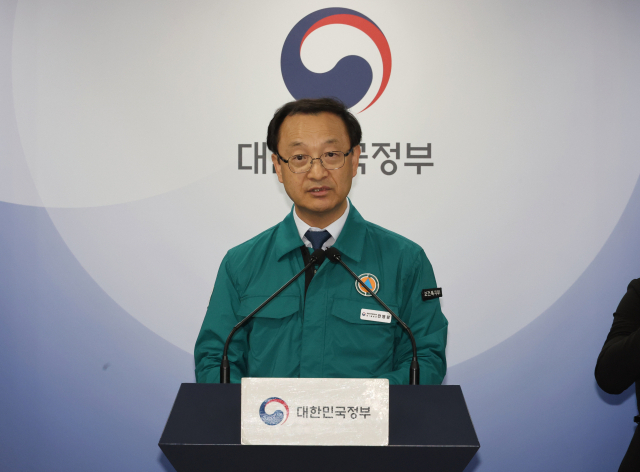전병왕 중앙재난안전대책본부 제1통제관(보건복지부 보건의료정책실장)이 18일 서울 종로구 정부서울청사에서 의사 집단행동 중앙재난안전대책본부 브리핑을 하고 있다. 연합뉴스