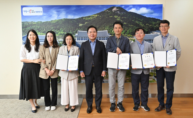 2024년 상반기 경북도 우수 공무원(팀) 시상식이 18일 열렸다. 김학홍 도 행정부지사가 선정된 우수 공무원(팀)들과 기념 촬영을 하고 있다. 경북도 제공.
