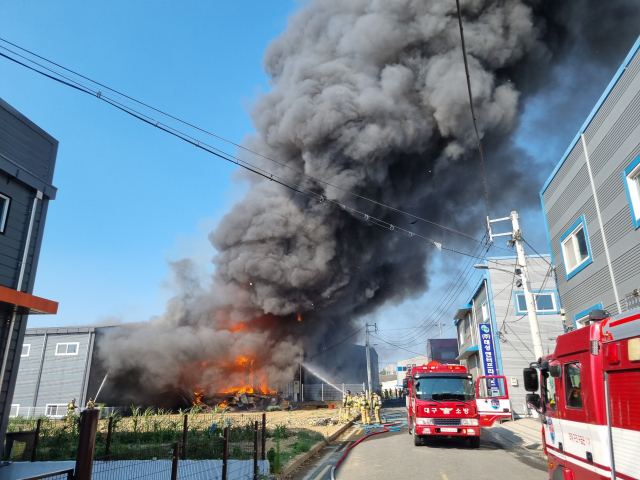 18일 오후 4시 15분쯤 대구 달성군 논공읍 금포리 한 공장에서 화재가 발생해 소방당국이 진화 작업을 벌이고 있다.
