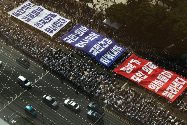 대한의사협회(의협)의 주도로 개원의와 일부 의대 교수들이 집단휴진에 나선 18일 오후 서울 영등포구 여의대로에서 열린 전국 의사 총궐기대회에서 의사들이 