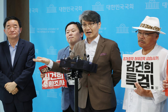 윤석열 대통령의 부인 김건희 여사에게 명품 가방 등을 건넨 최재영 목사, 잠입 취재 내용을 보도한 백은종 서울의 소리 대표 등이 18일 오후 국회 소통관에서 김 여사에 대한 소환조사와 특검을 요구하는 기자회견을 하고 있다. 연합뉴스