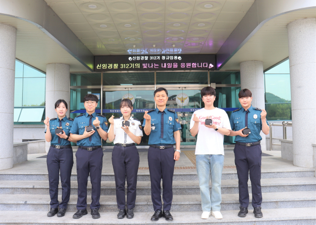19일 시보 기간이 종료된 신임경찰관 5명이 청렴 다짐 도장을 받은 뒤 문용호 청송경찰서장(오른쪽 세번째)과 기념 사진을 찍었다. 청송경찰서 제공