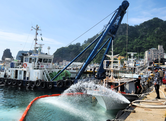 지난달 20일 오전 4시 18분쯤 암초에 좌초 된 어선을 흥우산업㈜은 대형 예인선을 투입해 울릉도 저동항으로 무사히 이동시키고 선박 구조작업을 진행하고 있다. 조준호 기자