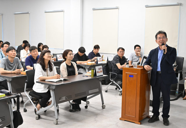 김진열 대구 군위군수가 대구시 공무원 중견 실무리더과정 교육생들에게 특강을 하고 있다. 군위군 제공