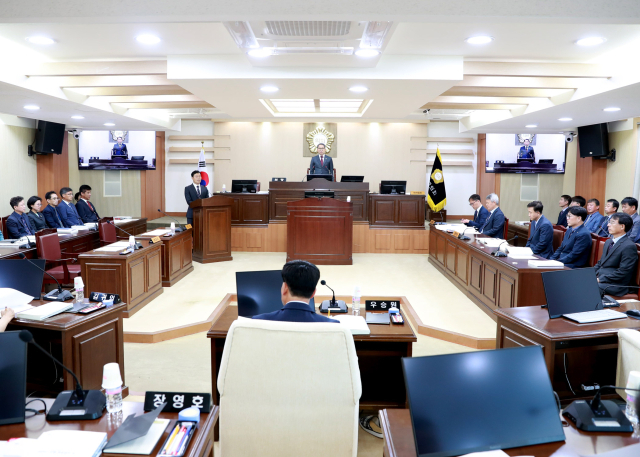 지난 18일 경북 영양군의회 김석현 의장이 제1차 정례회 폐회를 선언하고 있다. 영양군의회 제공