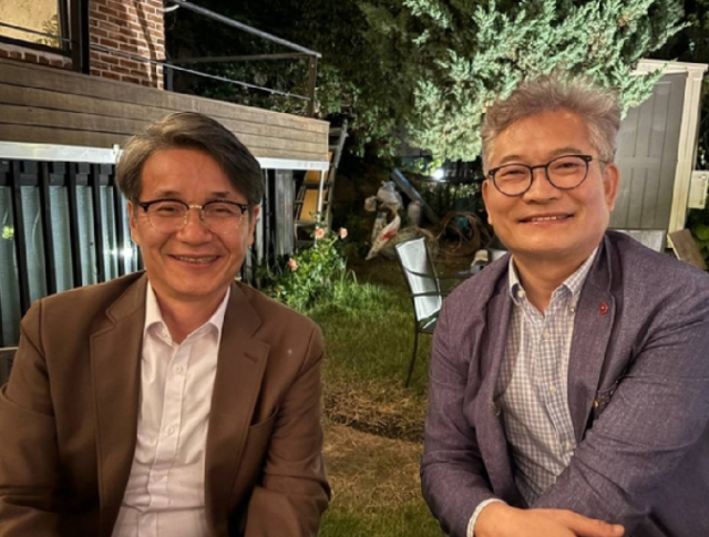 송영길(오른쪽) 소나무당 대표가 김건희 여사 명품백 수수 의혹 관련자인 최재영 목사를 만났다. 페이스북 캡처
