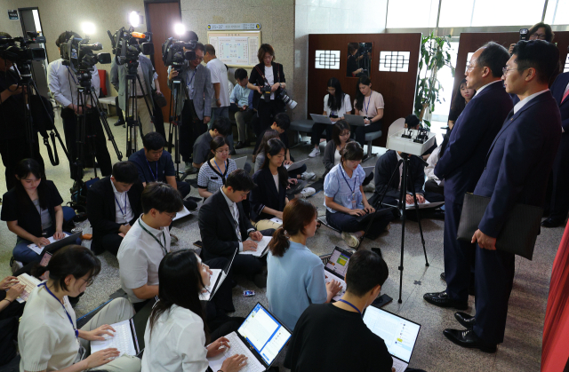 국민의힘 추경호 원내대표가 19일 오전 국회에서 원구성 관련 백브리핑을 하고 있다. 연합뉴스