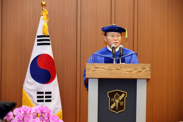 윤재옥 국민의힘 의원이 19일 계명대에서 명예행정학박사학위를 받은 뒤 인사말을 하고 있다. 계명대 제공