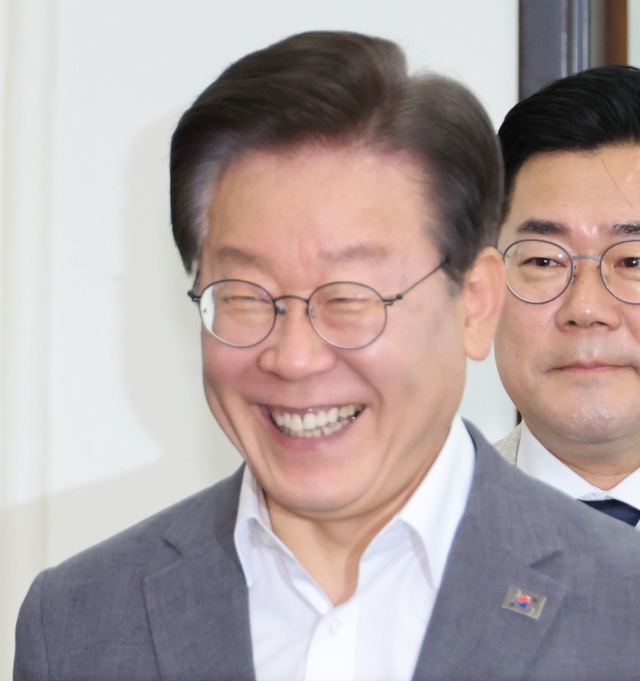 더불어민주당 이재명 대표(왼쪽부터)와 박찬대 원내대표, 정청래 최고위원이 지난 19일 오전 서울 여의도 국회에서 열린 최고위원회에 참석하고 있다. 연합뉴스