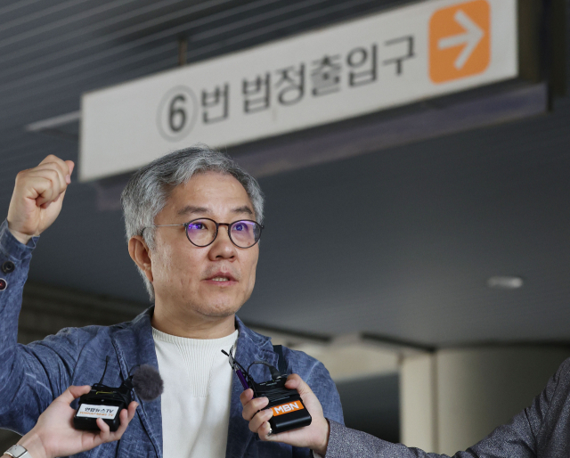 조국혁신당 조국 대표 아들의 허위 인턴 확인서 발급과 관련해 허위사실을 공표한 혐의로 재판에 넘겨진 최강욱 전 더불어민주당 의원이 19일 오후 서울 서초구 서울고법에서 열린 2심 선고공판을 마친 뒤 취재진 질문에 답하고 있다. 법원은 벌금 80만원을 선고한 원심 판단을 유지했다. 연합뉴스
