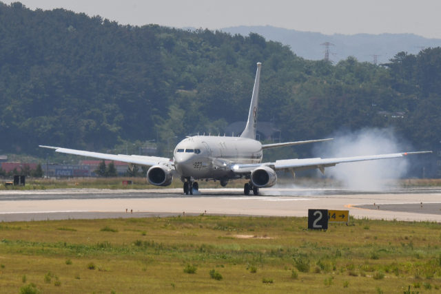 17일 미 잭슨빌 해군기지에서 이륙한 해군 P-8A 해상초계기가 19일 포항 해군항공사령부 활주로에 착륙하고 있다. 해군항공사령부 제공.