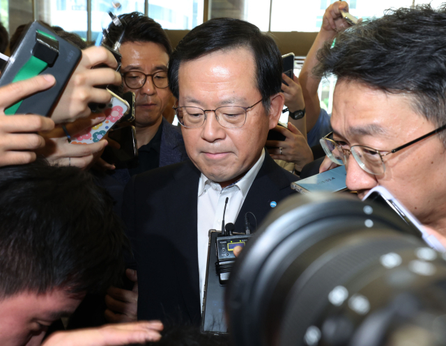 조병규 우리은행장이 19일 오전 서울 중구 은행회관에서 열린 이복현 금감원장과 은행장들과의 간담회에 참석하기 전 최근 발생한 100억원대 횡령 사고 관련 사과 발언을 마친 뒤 간담회장으로 향하고 있다. 연합뉴스