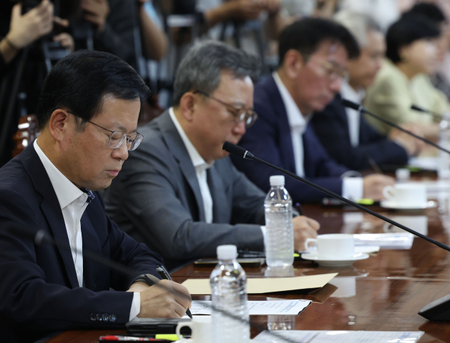 조병규 우리은행장(왼쪽) 등 은행장들이 19일 오전 서울 중구 은행회관에서 열린 이복현 금감원장과 은행장들과의 간담회에서 메모하고 있다. 연합뉴스