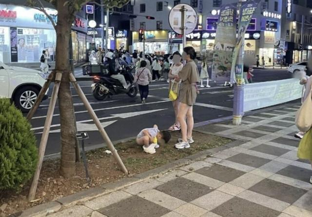 제주 도심에서 중국 관광객이 대변을 보는 사진이 공개되면서 논란이 일고 있다. 온라인 커뮤니티 캡처