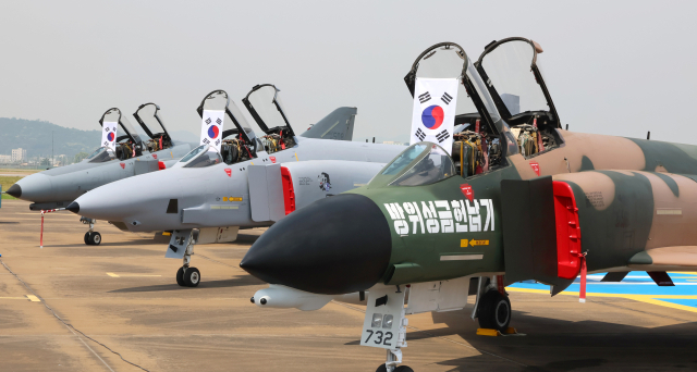6월 5일 경기 수원시 공군 제10전투비행단에서 열린. F-4팬텀 미디어데이 행사에서 퇴역을 앞둔 F-4 팬텀기들이 도열해있다. 연합뉴스
